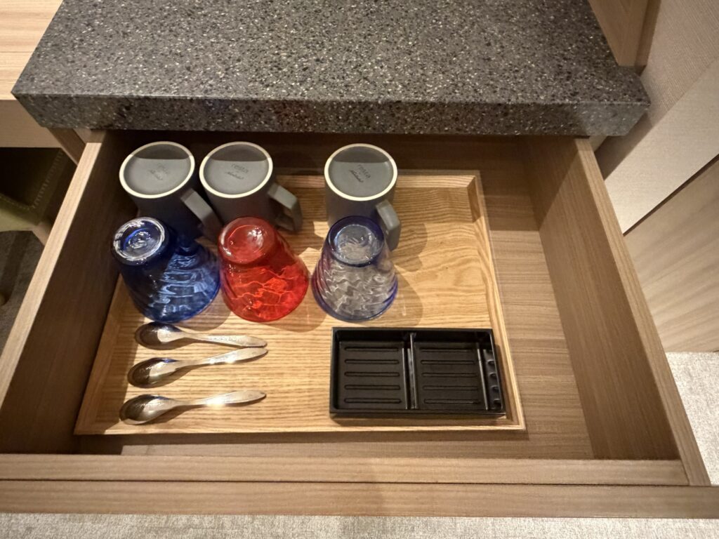 引き出しの中のカップとティーセット