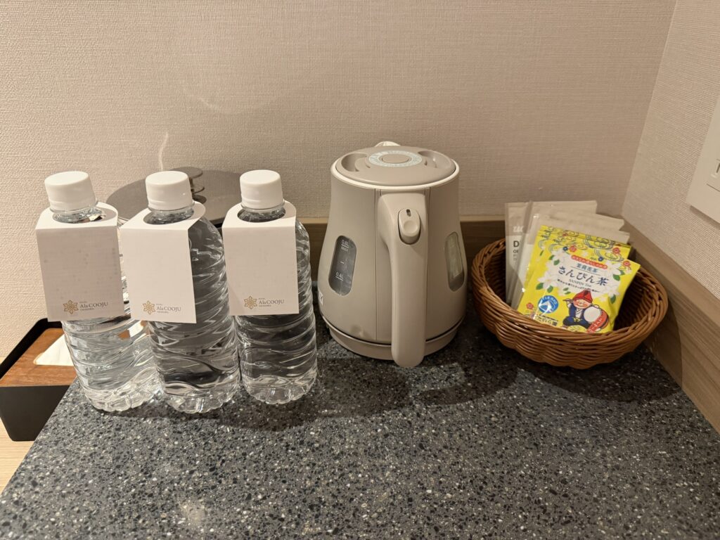 トレイに置かれたミネラルウォーターと電気ケトル
