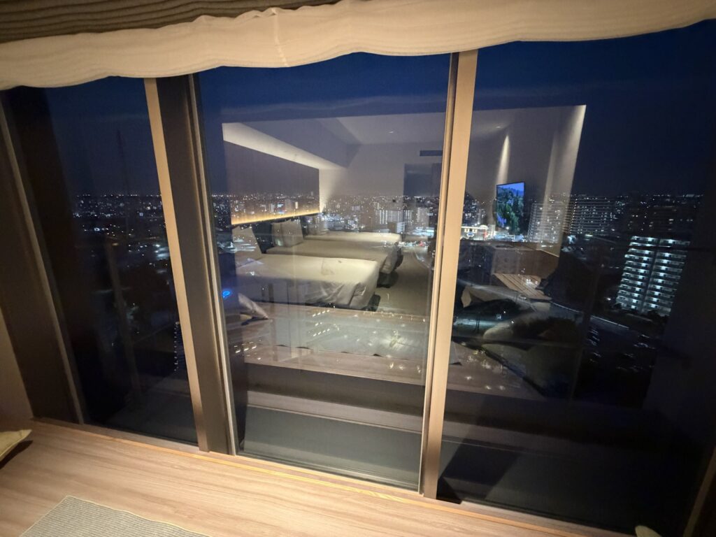 客室の窓から見える昼の景色