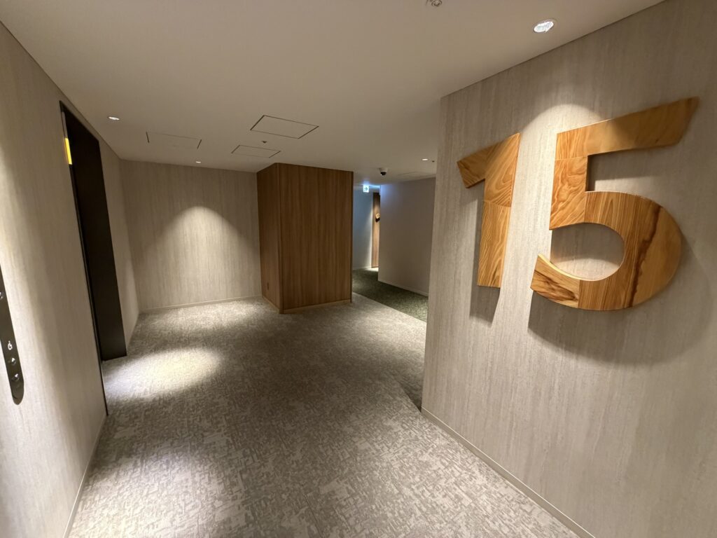 レストランへ続く館内通路