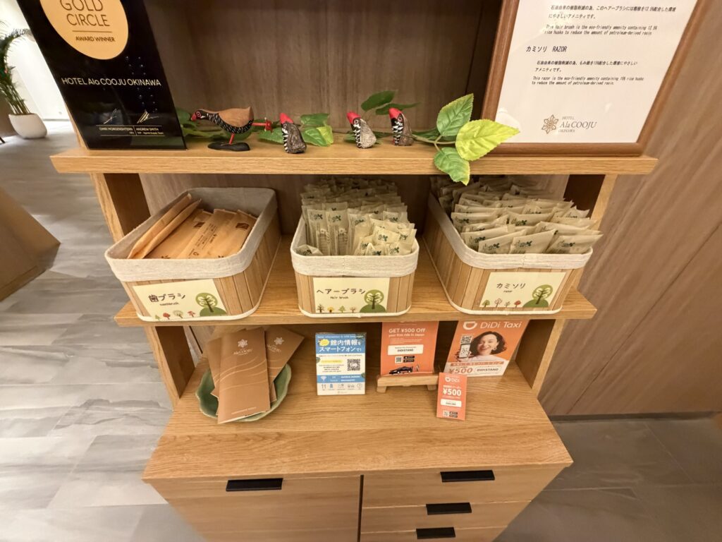 木製シェルフに並んだ土産物コーナー