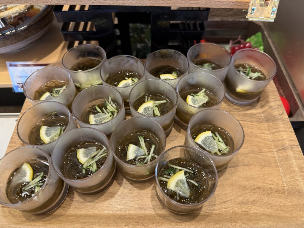 トマトと青菜がのった麺料理