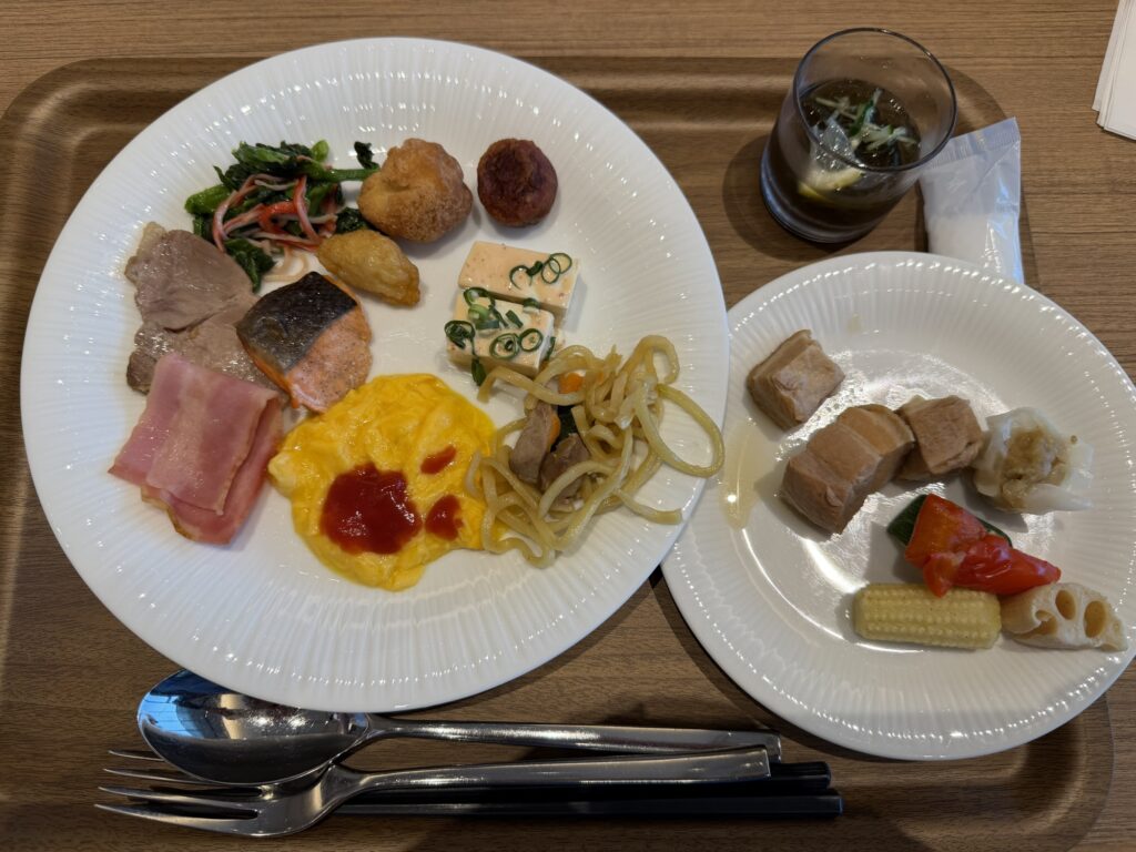 目玉焼きとトマト、ソーセージが盛られたプレート
