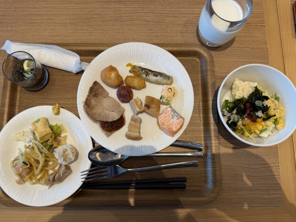 ブッフェの取り分け料理とオレンジジュース