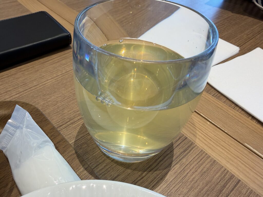 グラスに注がれたお茶