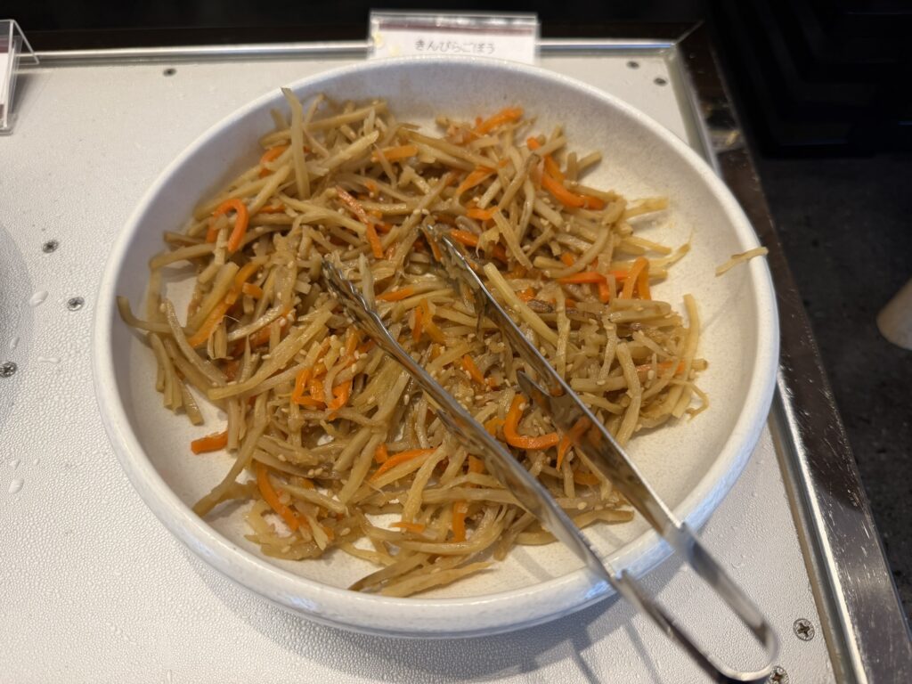 彩りの良い炒め麺料理