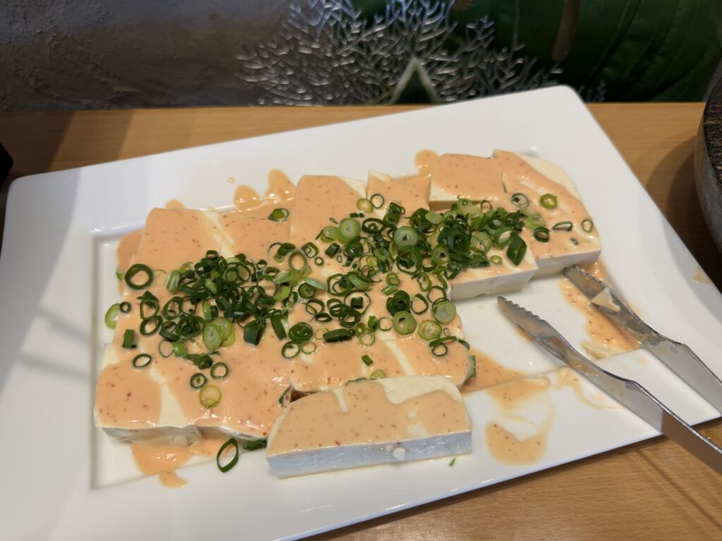 刻みネギがたっぷりのった豆腐料理