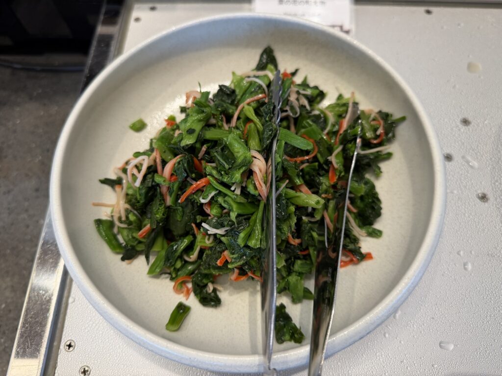 新鮮な野菜が盛られたサラダ