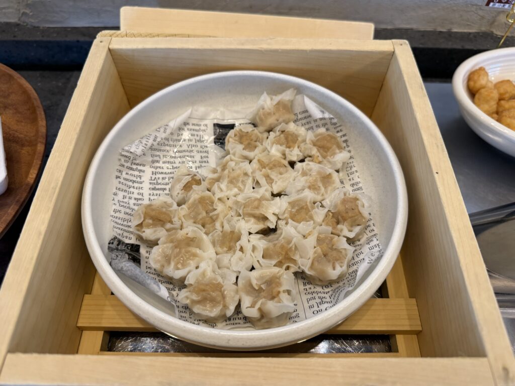 木箱に盛られたエビ入りの点心風料理