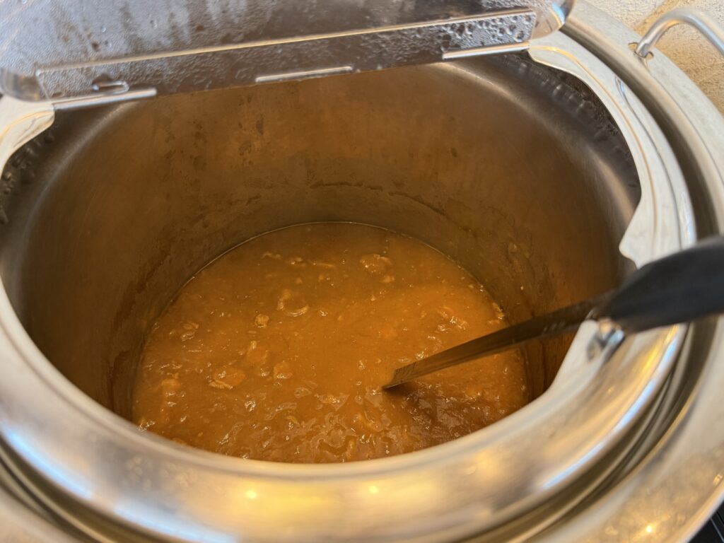 橙色のスープが入った寸胴鍋