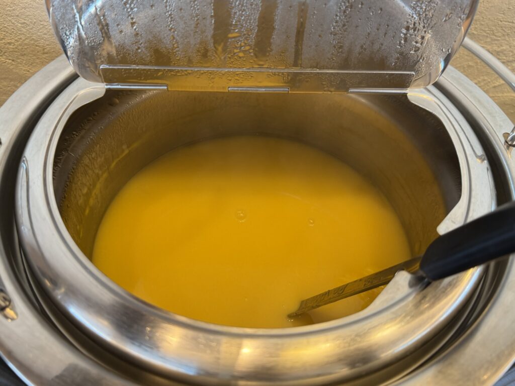 優しい黄色のポタージュ系スープ