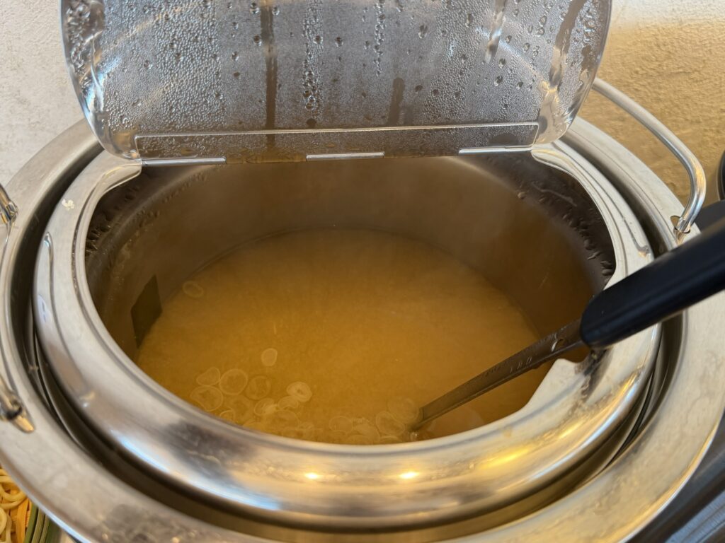 出汁の効いたスープの寸胴鍋