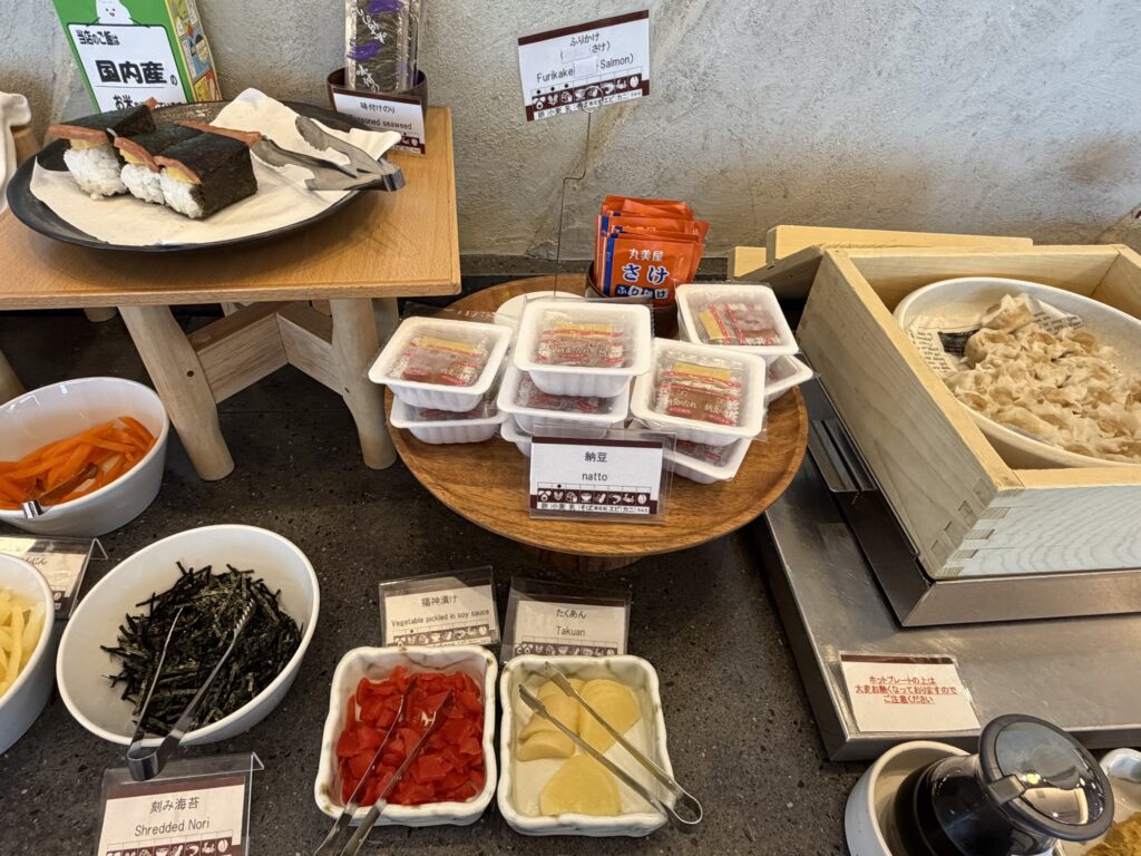 ラップで包まれたテイクアウト風の軽食