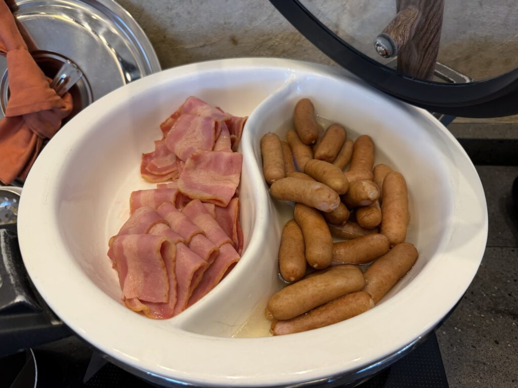 ハムとソーセージが並んだ小鉢