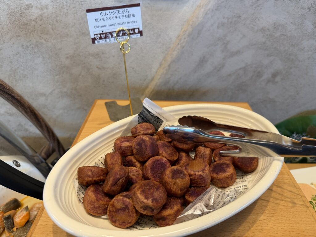焼き魚とお肉が盛られたプレート