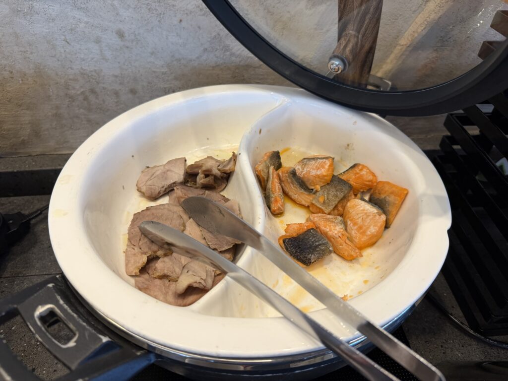 照りのある煮込み料理が盛られた皿