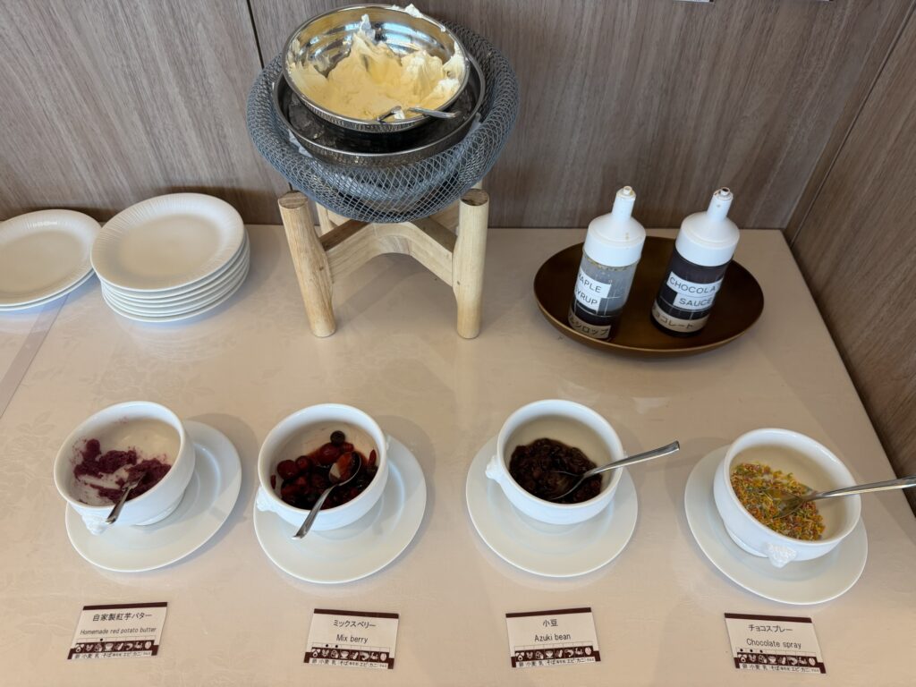 調味料のディスペンサーと小鉢