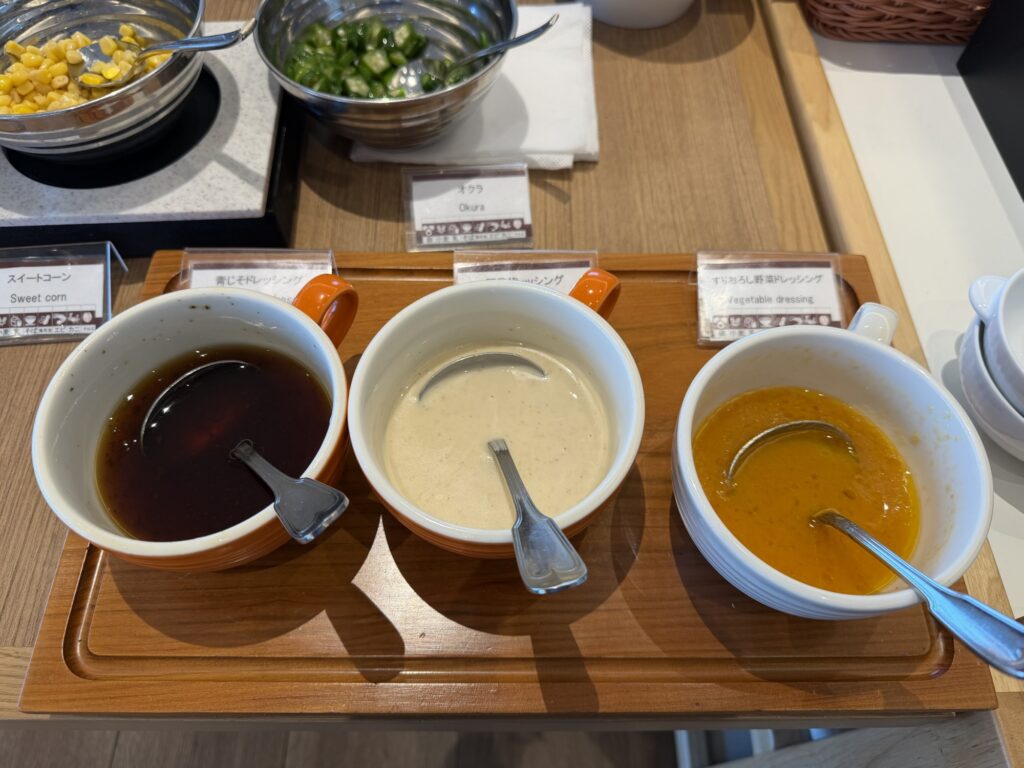 お茶やコーヒーが並んだセルフコーナー