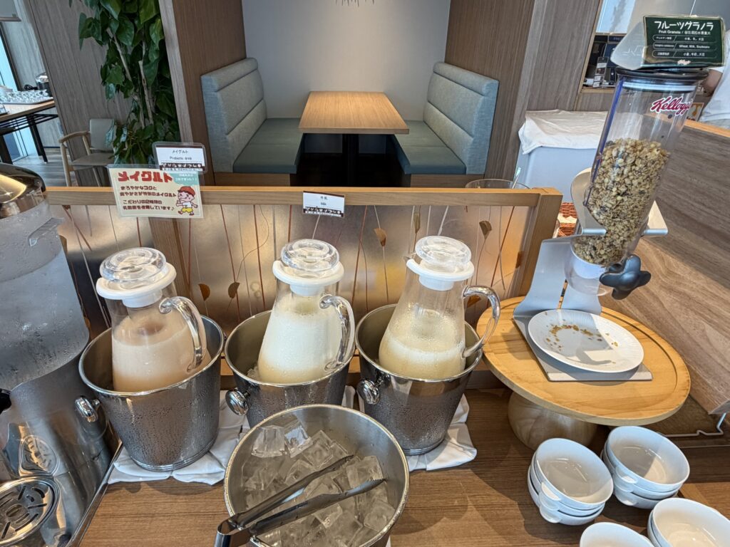 オレンジジュースとお茶のドリンクディスペンサー