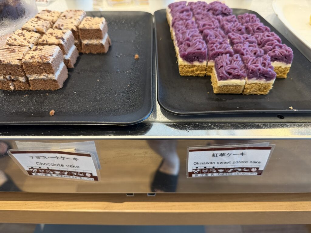 2種類のケーキバーが並んだデザートトレイ