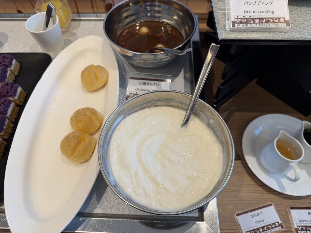 お粥と小さな薬味皿