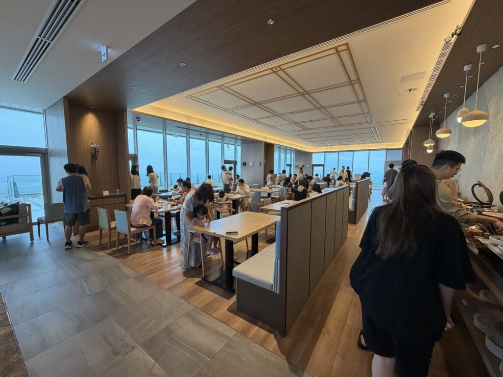 朝食を楽しむ利用客で賑わうダイニング