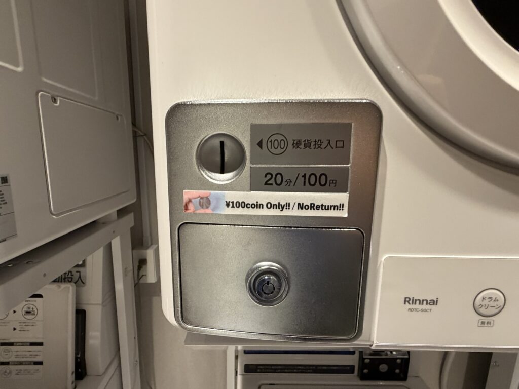 館内に設置されたミネラルウォーターの自動販売機