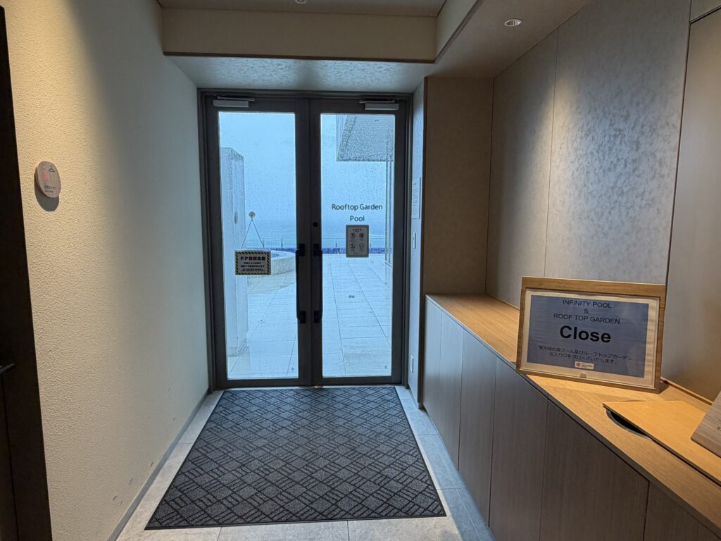 「Close」の札がかかったガラス扉