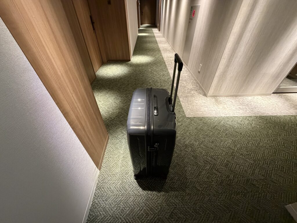 客室フロアに置かれたスーツケース用カート