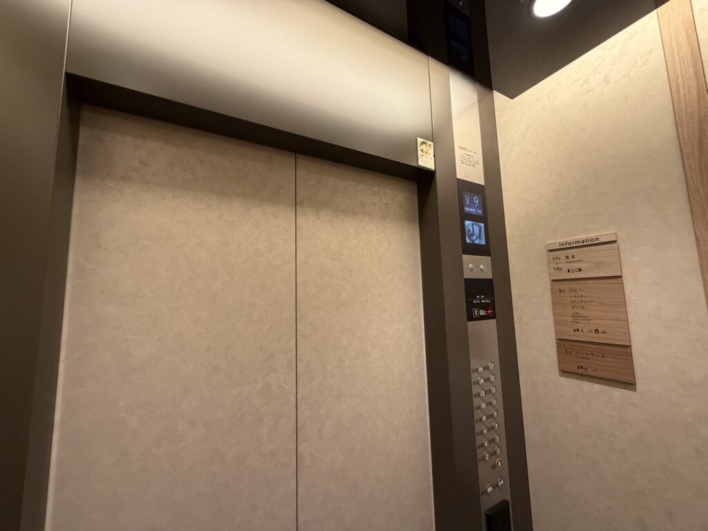 エレベーターの扉
