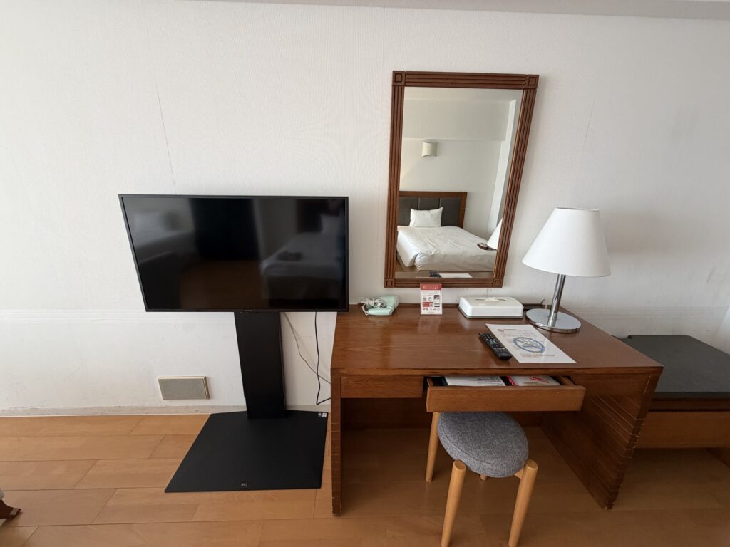 ホテルマハイナの客室のテレビ・鏡周り