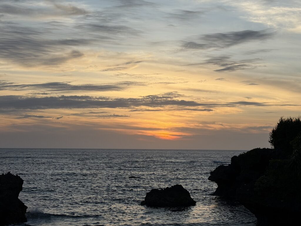 夕暮れ時の万座の海