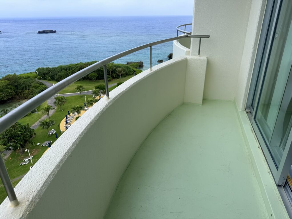 バルコニーから見える海