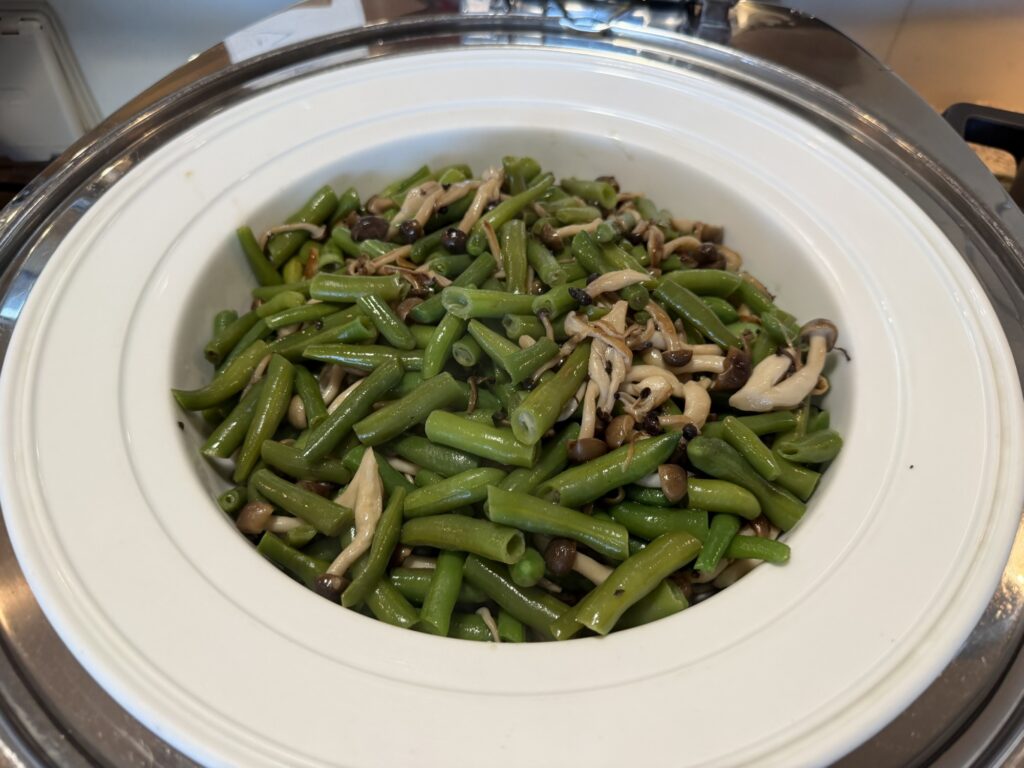 沖縄らしい副菜を添えた朝食