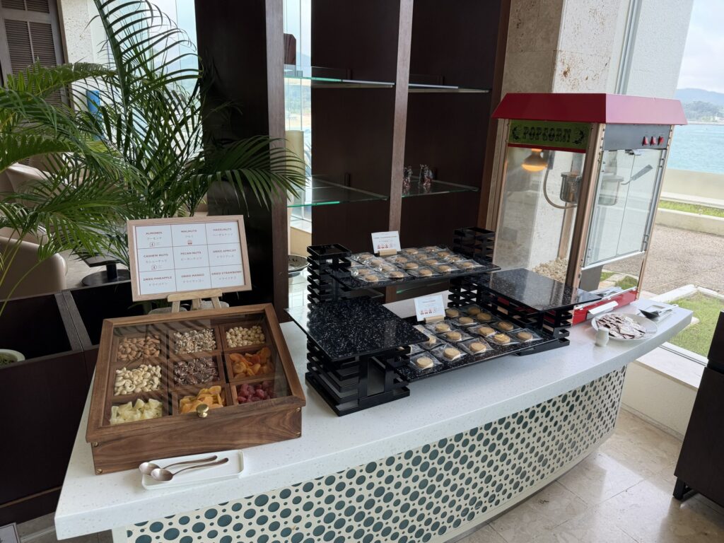 館内のお菓子・お土産の展示ケース