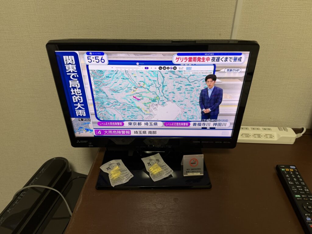 湯ーとぴあ客室のテレビ 朝のニュース番組が映っている