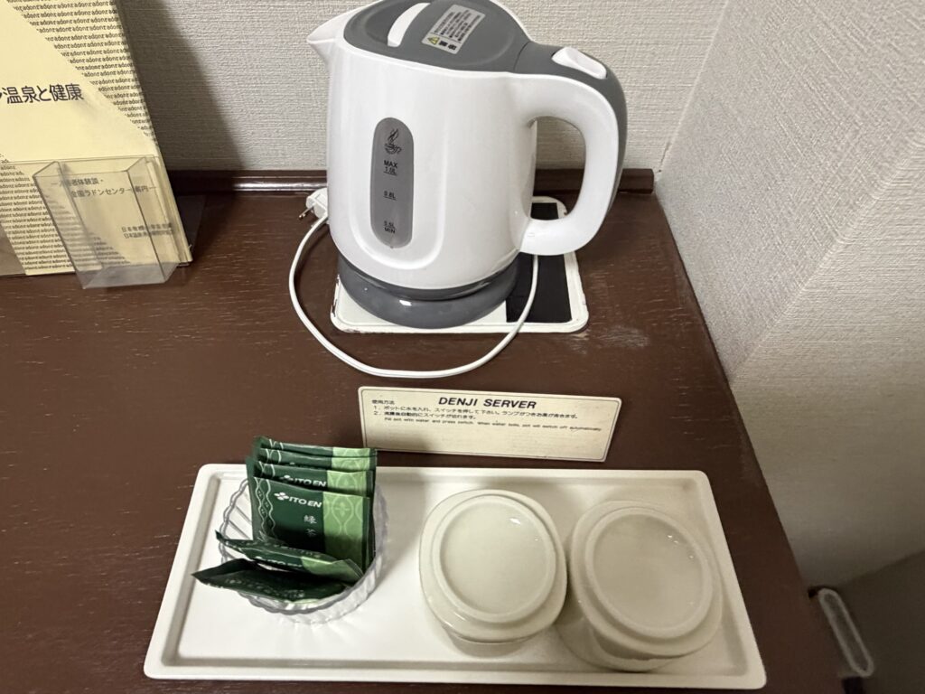 湯ーとぴあ客室の電気ケトルと湯呑み、緑茶のティーバッグ