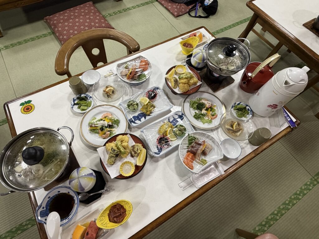 湯ーとぴあの夕食会場 和室の座卓に会席料理が並べられた様子