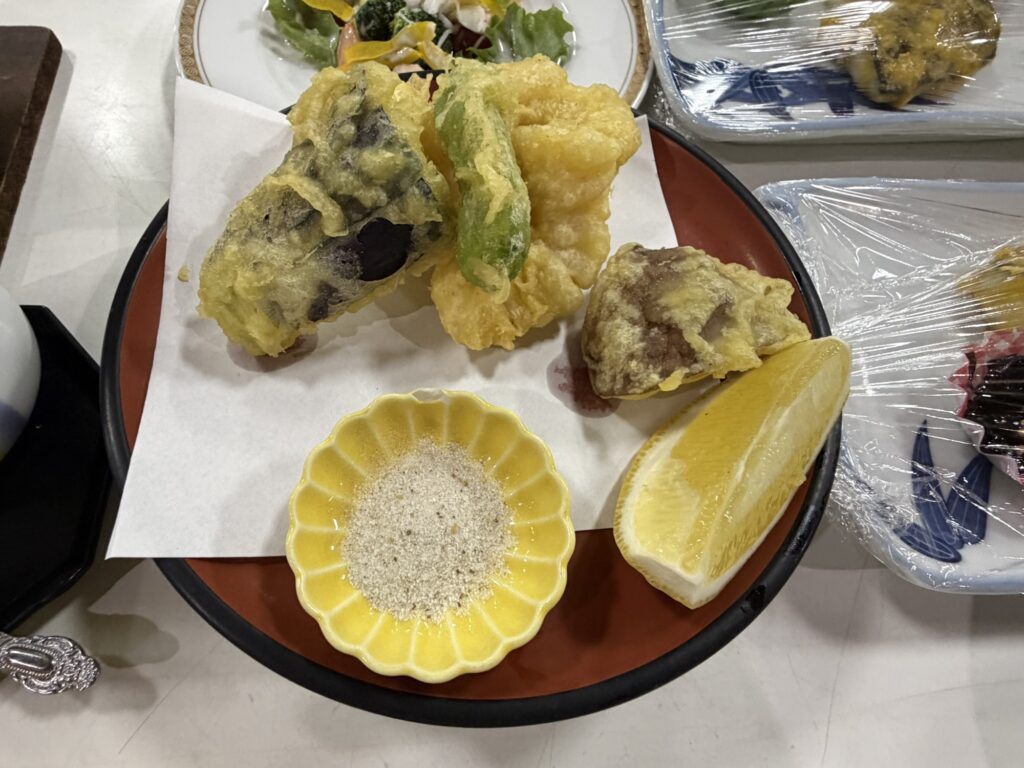 湯ーとぴあの夕食の天ぷら 大葉やかぼちゃなど野菜の天ぷらとレモン、抹茶塩