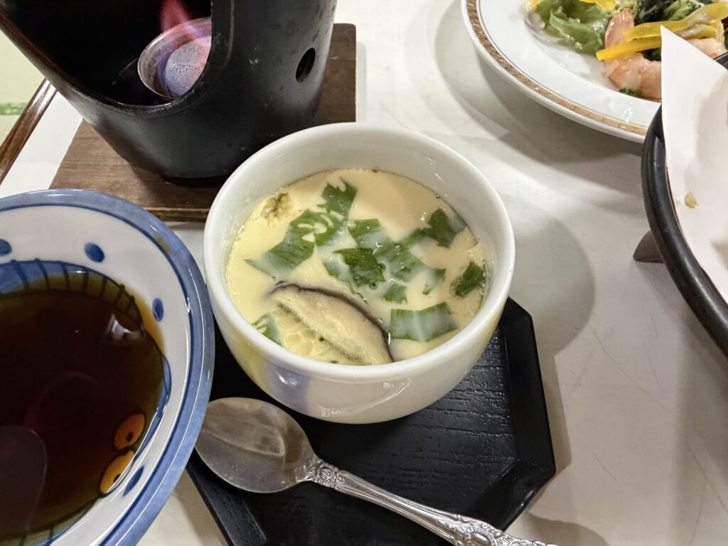 湯ーとぴあの夕食の茶碗蒸し 三つ葉が添えられた温かい一品