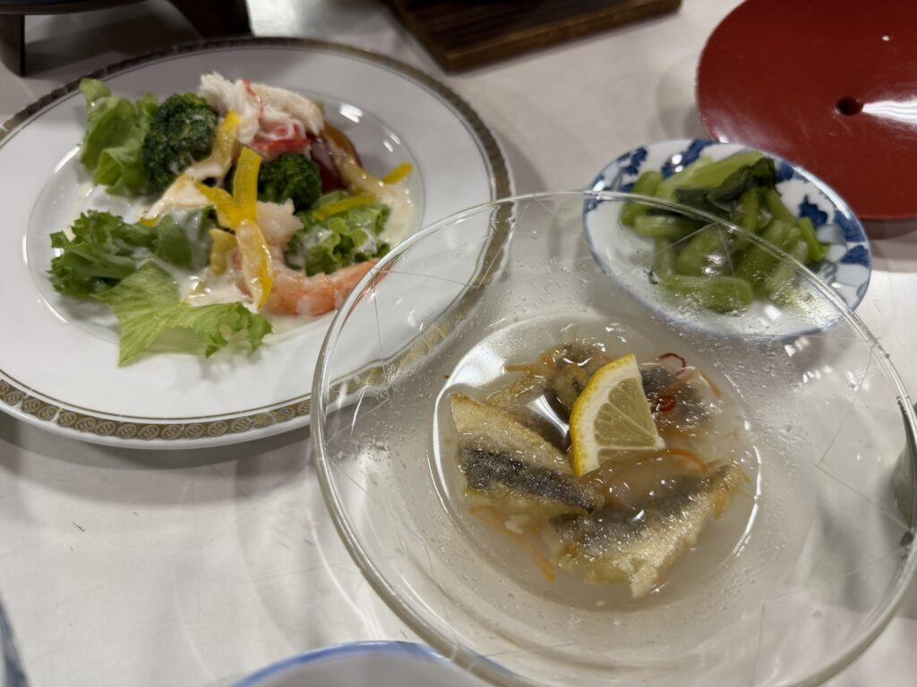 湯ーとぴあの夕食のサラダと魚の南蛮漬け風の小鉢