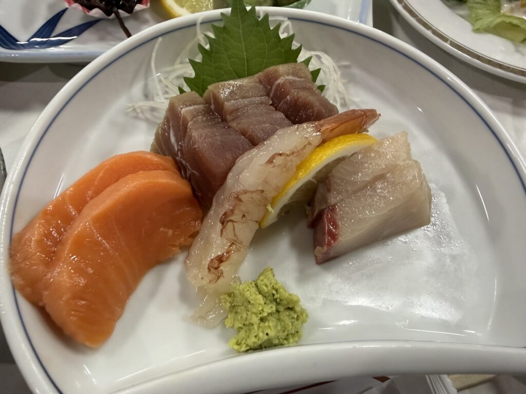 湯ーとぴあの夕食の刺身 サーモンと甘えび、白身魚の盛り合わせ