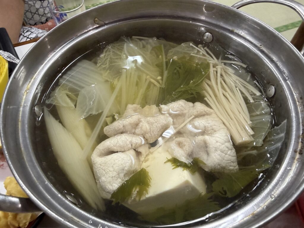 湯ーとぴあの夕食の小鍋 豚肉と白菜、豆腐、えのきが入った鍋