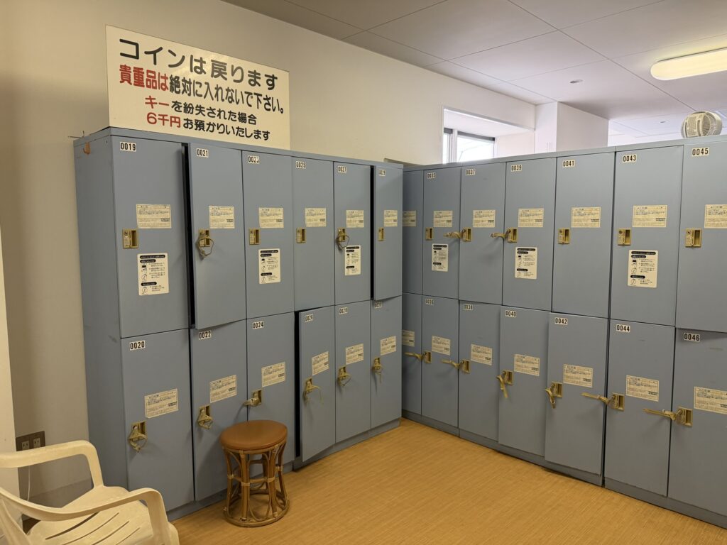 湯ーとぴあの脱衣所 コインが戻るタイプのロッカーが並ぶ