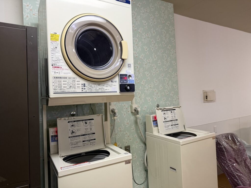 湯ーとぴあ館内のコインランドリー 洗濯機と乾燥機が設置されている