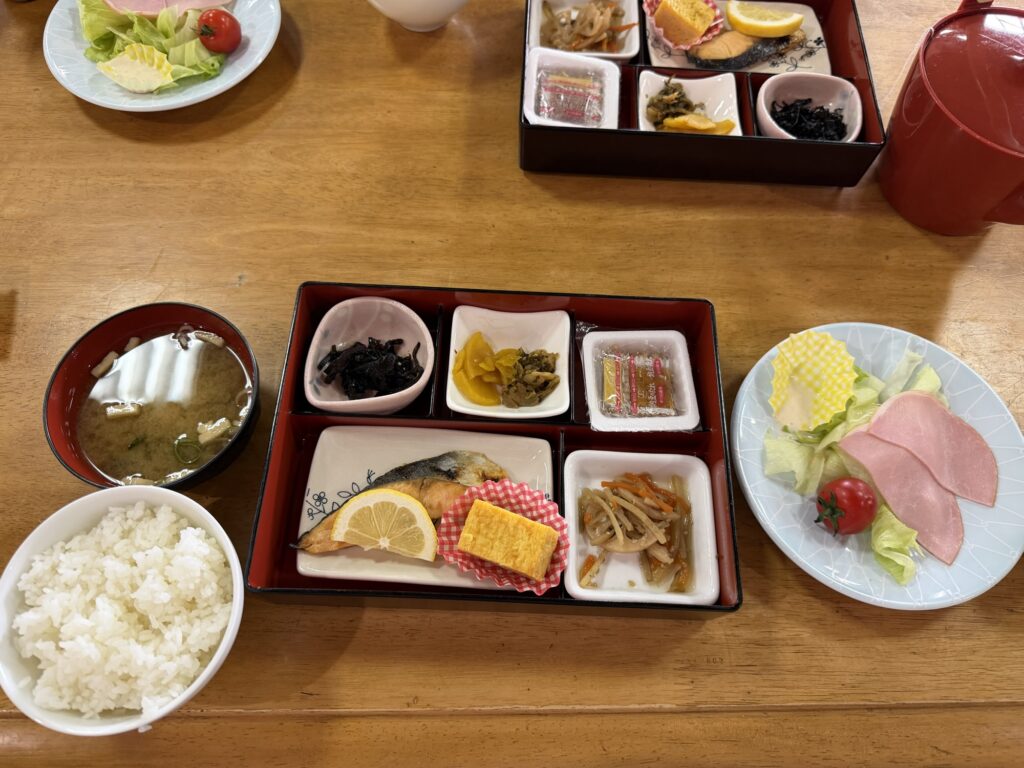 湯ーとぴあの朝食の膳 ごはんと味噌汁、焼き魚、卵焼き、煮物、サラダ