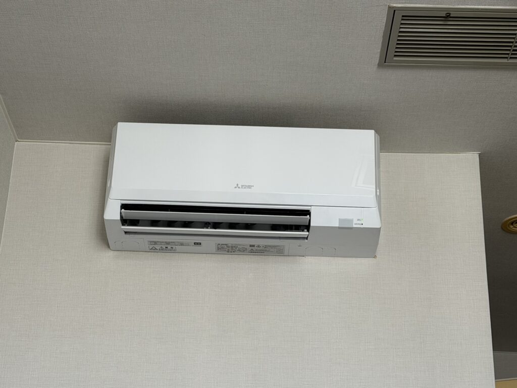 湯ーとぴあ客室の壁掛けエアコン