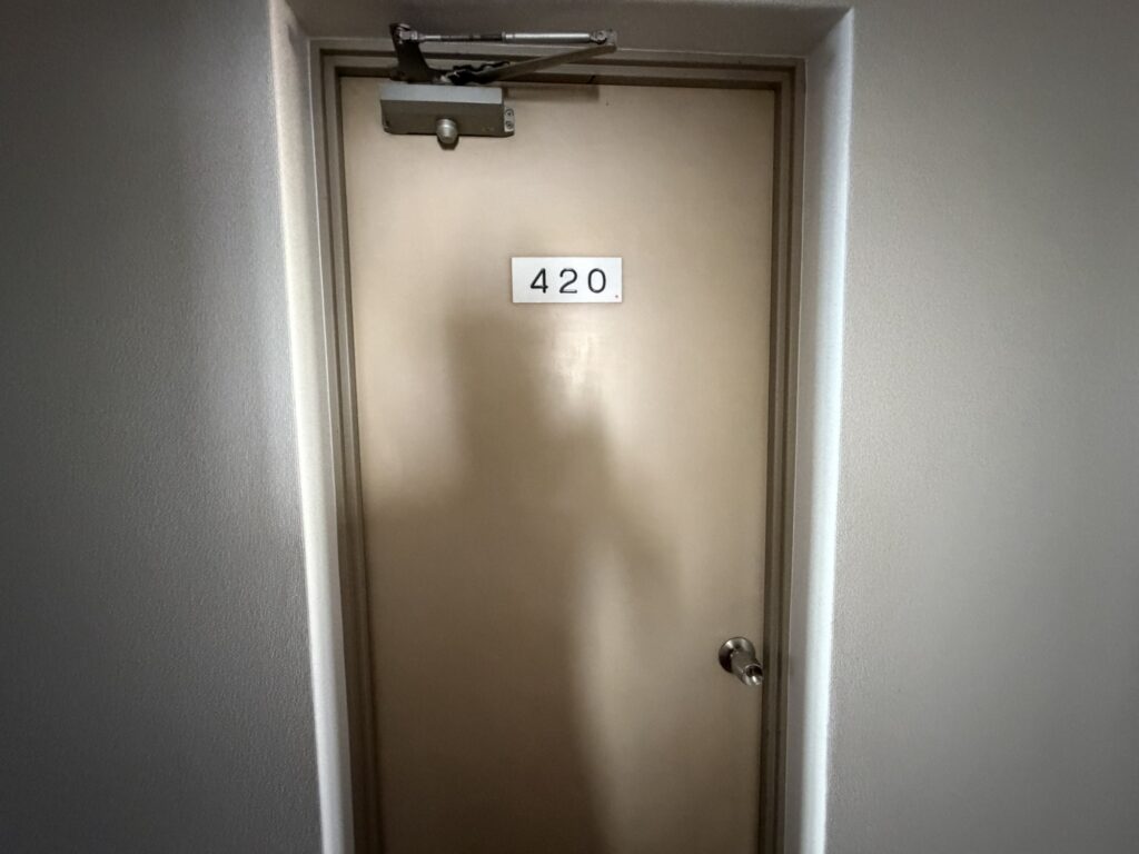 湯ーとぴあの客室ドア 420の部屋番号プレートが付いた扉