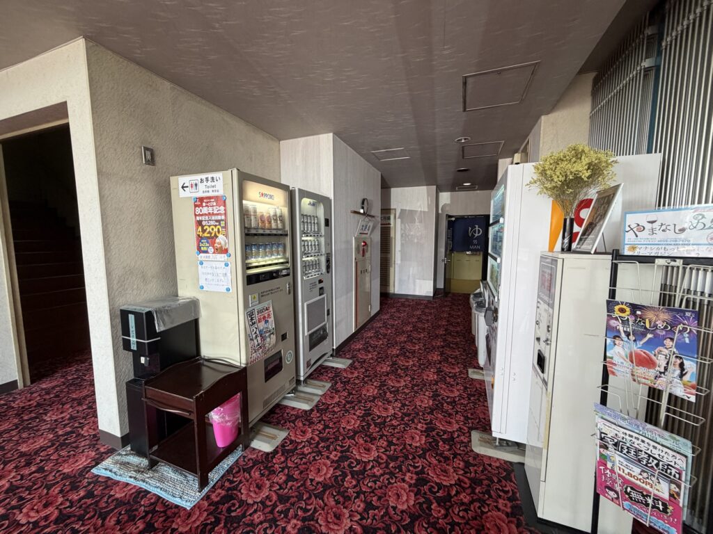 湯ーとぴあ館内の自動販売機コーナー 飲み物の自販機が並ぶ通路