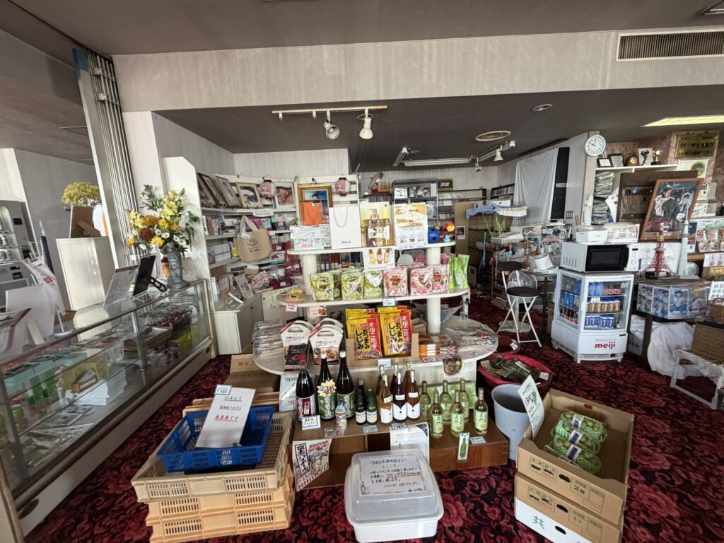 湯ーとぴあの売店 山梨のお土産や地酒、菓子が並ぶ棚